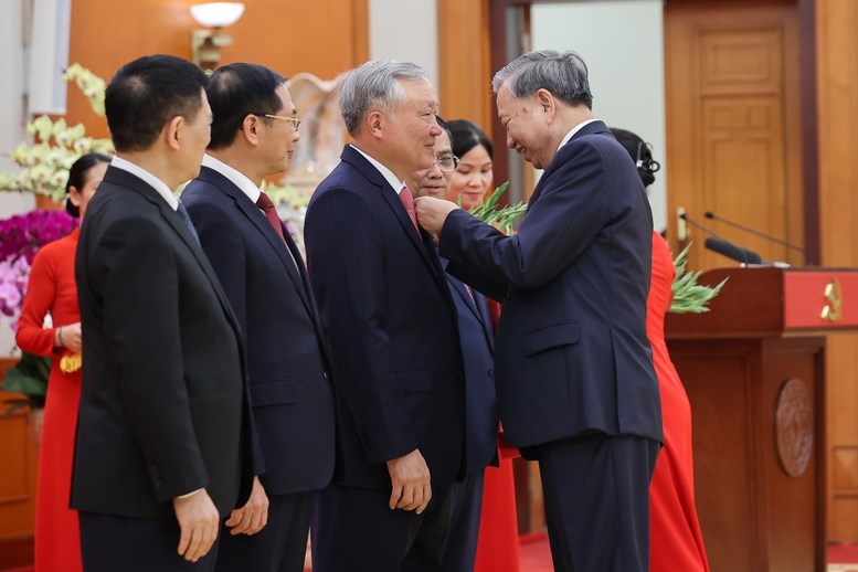 Tổng Bí thư Tô Lâm trao Huân chương Quân công và Huy hiệu Đảng, tặng Thủ tướng Phạm Minh Chính và các đồng chí lãnh đạo cao cấp - ảnh 2