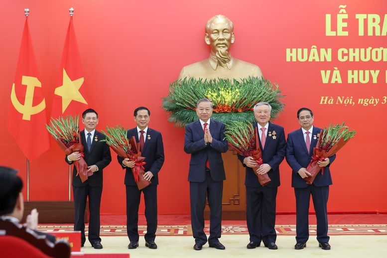 Tổng Bí thư Tô Lâm trao Huân chương Quân công và Huy hiệu Đảng, tặng Thủ tướng Phạm Minh Chính và các đồng chí lãnh đạo cao cấp - ảnh 4