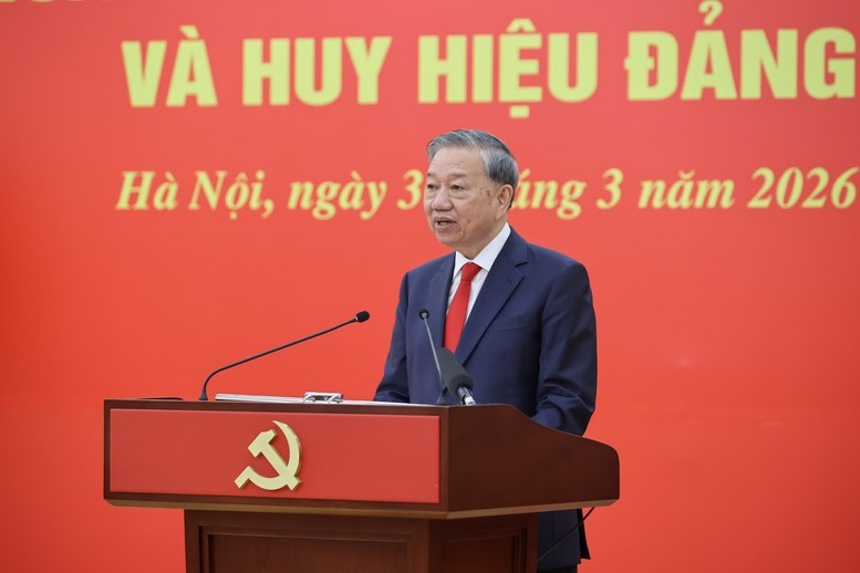 Tổng Bí thư Tô Lâm trao Huân chương Quân công và Huy hiệu Đảng, tặng Thủ tướng Phạm Minh Chính và các đồng chí lãnh đạo cao cấp - ảnh 5