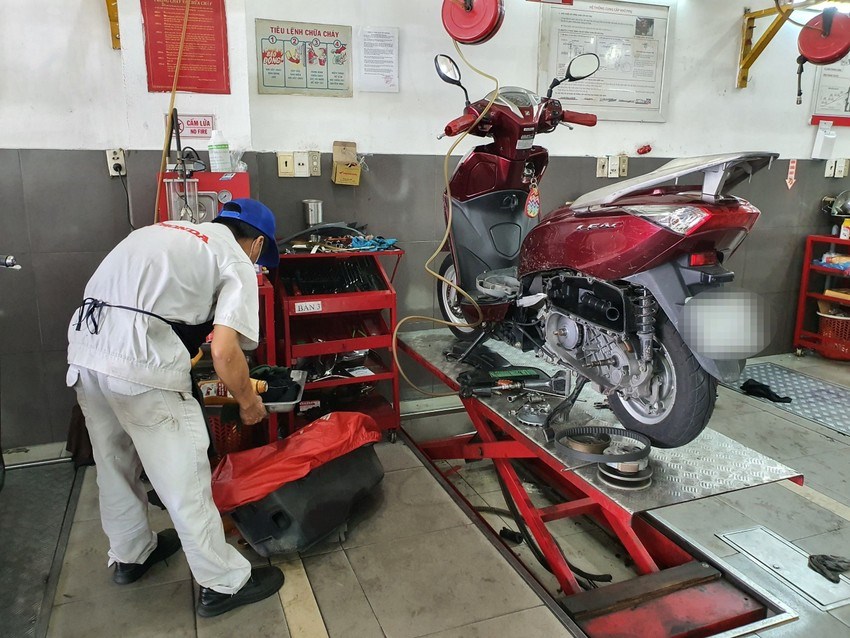 Từ 1.7, Hà Nội, TP.HCM sẽ kiểm định khí thải xe mô tô, xe gắn máy  - ảnh 1