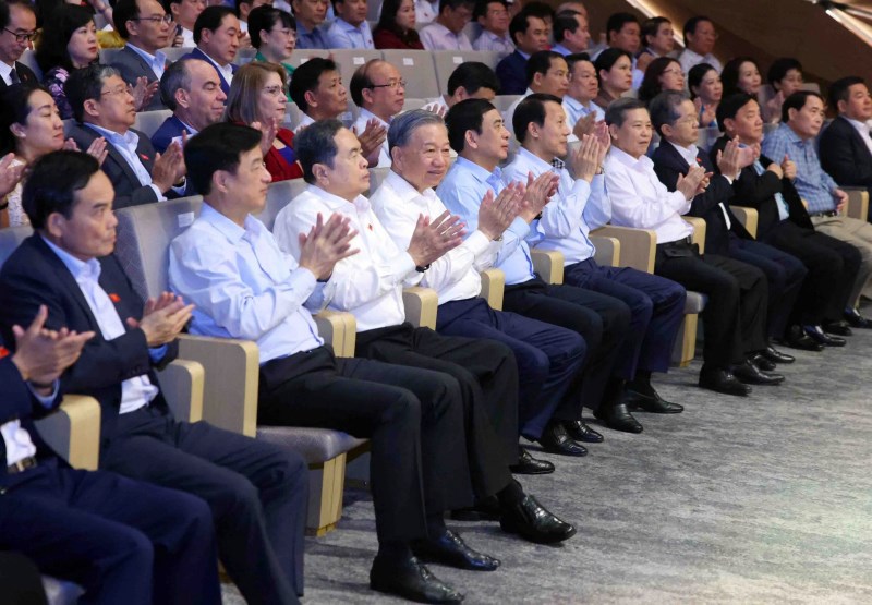 Tổng Bí thư, Chủ tịch nước Tô Lâm dự chương trình nghệ thuật đặc biệt “Tổ quốc trong tim” - ảnh 1