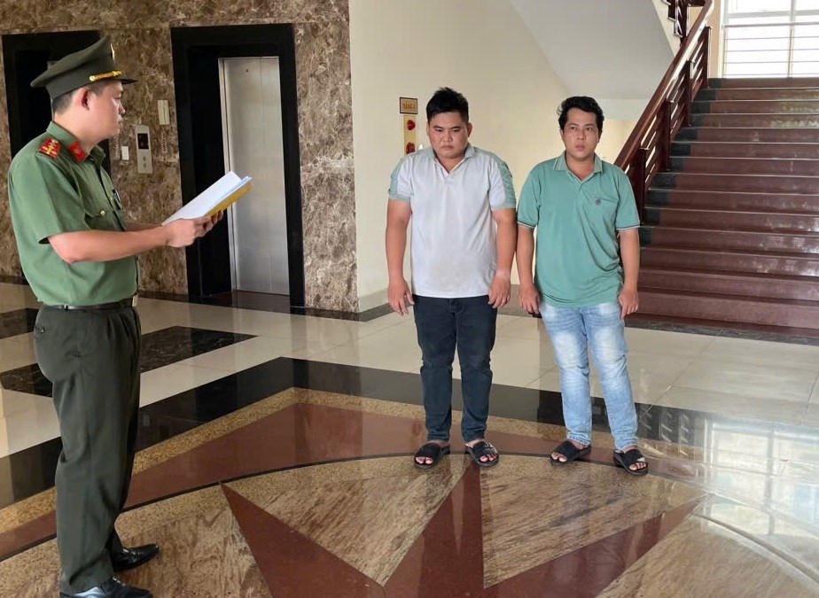 Khởi tố 2 đối tượng làm giả con dấu, tài liệu trên mạng xã hội - ảnh 1