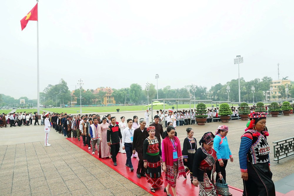 Đoàn đại biểu già làng, trưởng bản, nghệ nhân, người có uy tín các dân tộc Việt Nam báo công dâng Bác - ảnh 2