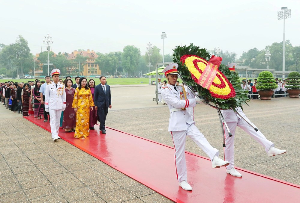 Đoàn đại biểu già làng, trưởng bản, nghệ nhân, người có uy tín các dân tộc Việt Nam báo công dâng Bác - ảnh 1