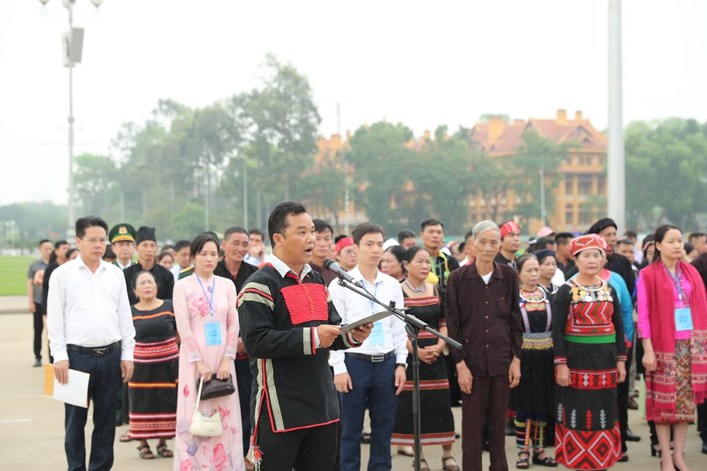 Đoàn đại biểu già làng, trưởng bản, nghệ nhân, người có uy tín các dân tộc Việt Nam báo công dâng Bác - ảnh 6