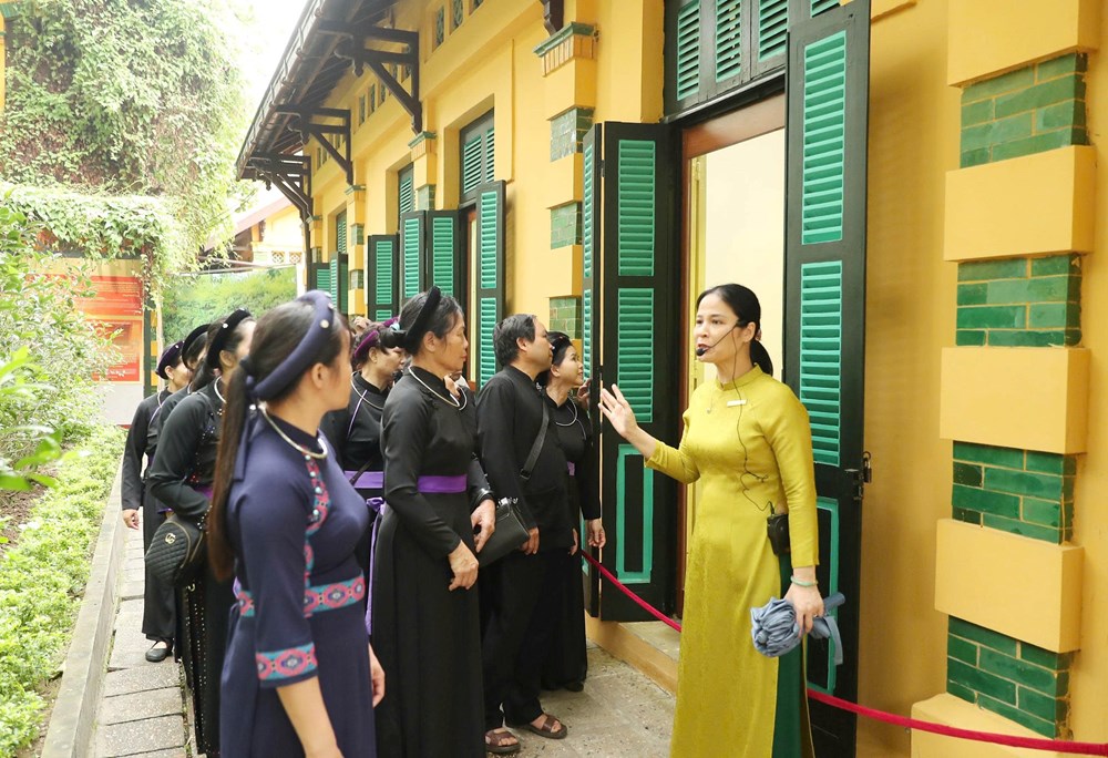 Đoàn đại biểu già làng, trưởng bản, nghệ nhân, người có uy tín các dân tộc Việt Nam báo công dâng Bác - ảnh 9