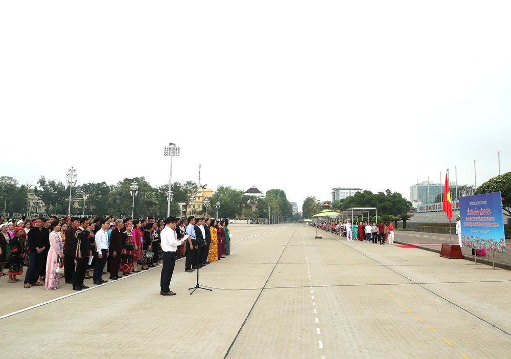 Đoàn đại biểu già làng, trưởng bản, nghệ nhân, người có uy tín các dân tộc Việt Nam báo công dâng Bác - ảnh 7