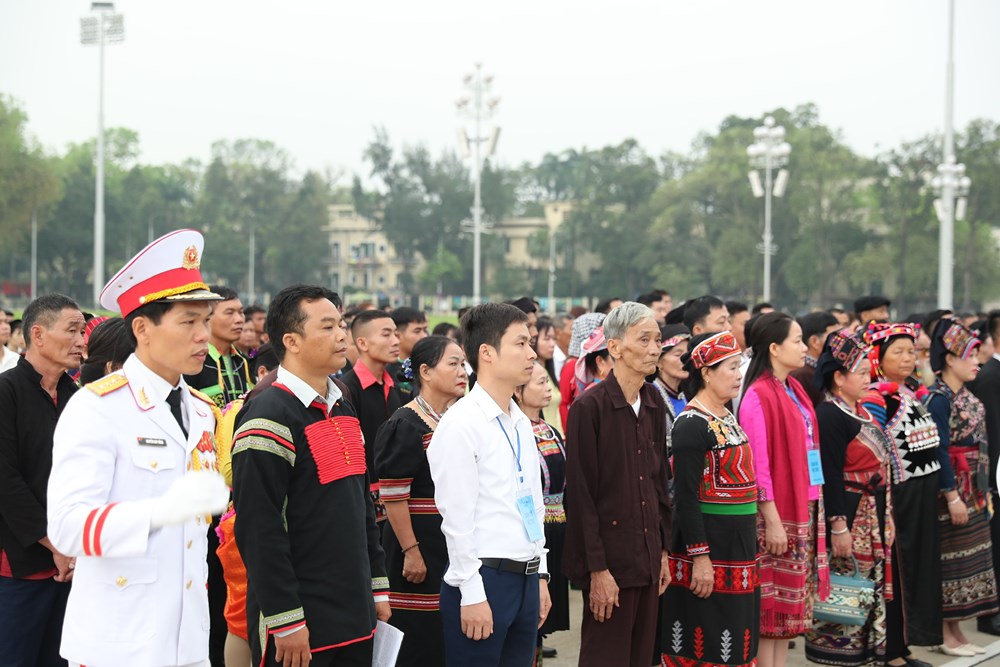 Đoàn đại biểu già làng, trưởng bản, nghệ nhân, người có uy tín các dân tộc Việt Nam báo công dâng Bác - ảnh 4