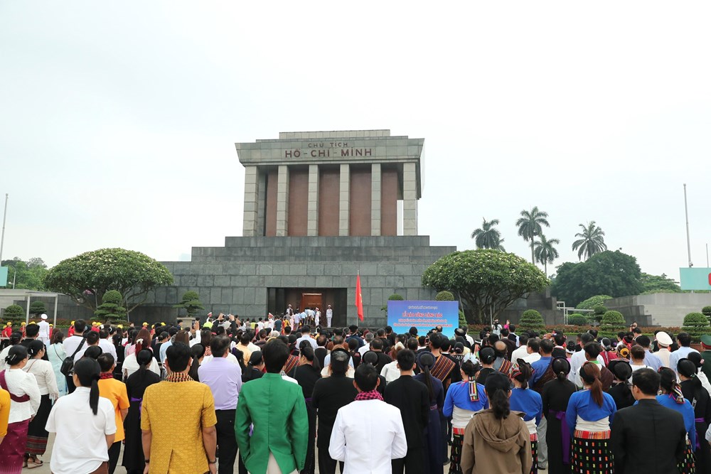 Đoàn đại biểu già làng, trưởng bản, nghệ nhân, người có uy tín các dân tộc Việt Nam báo công dâng Bác - ảnh 5