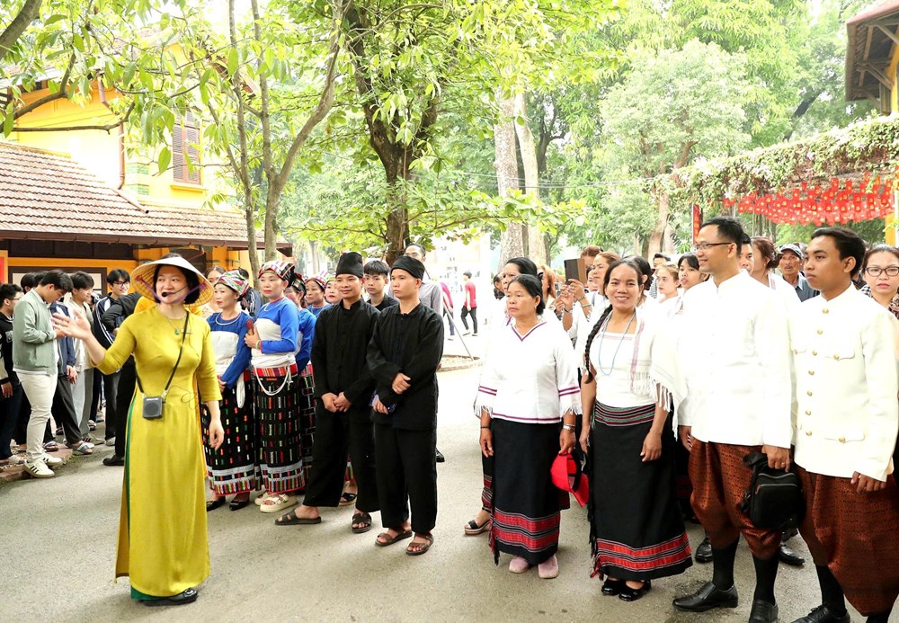 Đoàn đại biểu già làng, trưởng bản, nghệ nhân, người có uy tín các dân tộc Việt Nam báo công dâng Bác - ảnh 8