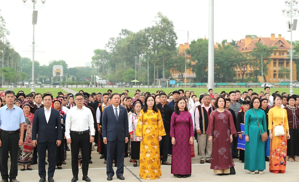 Đoàn đại biểu già làng, trưởng bản, nghệ nhân, người có uy tín các dân tộc Việt Nam báo công dâng Bác - ảnh 3