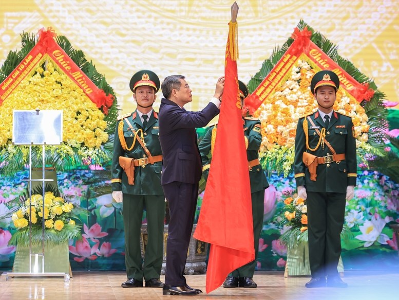 Thủ tướng Lê Minh Hưng trao danh hiệu Anh hùng Lực lượng vũ trang nhân dân tặng Quân khu 4 - ảnh 1