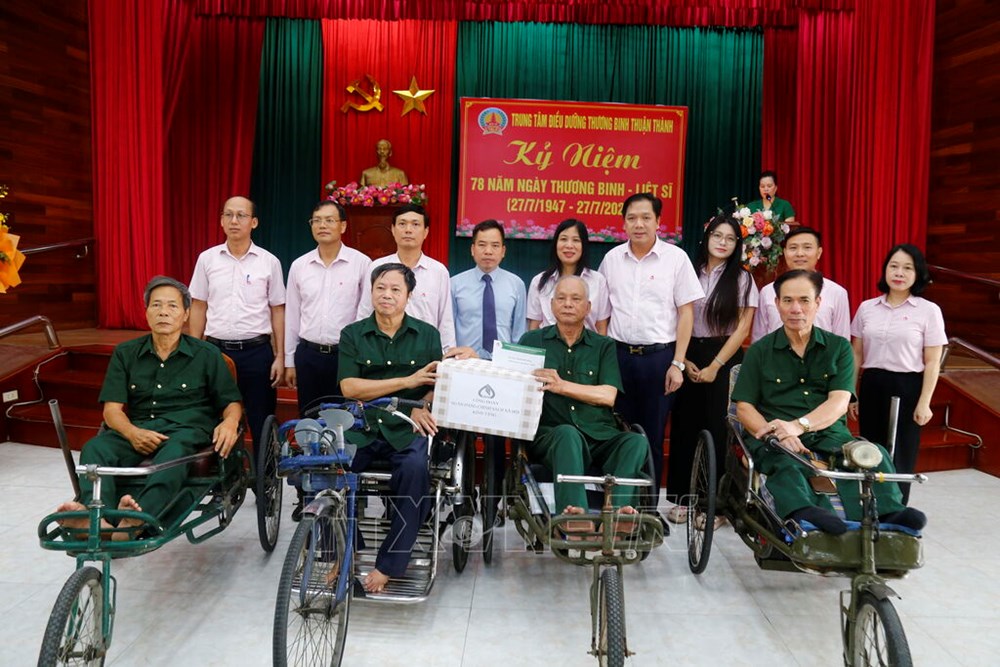 Thủ tướng Chính phủ yêu cầu hoàn thành trao tặng quà cho người có công nhân dịp Lễ 30.4 trước ngày 28.4 - ảnh 1