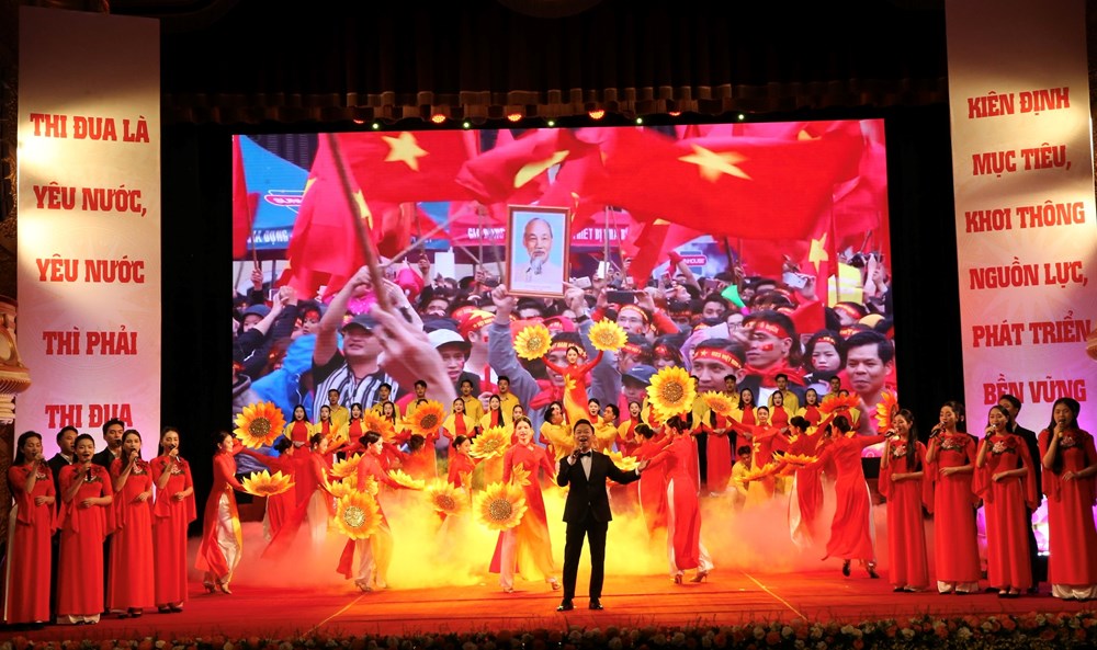 Thủ tướng yêu cầu thông tin, tuyên truyền sâu rộng thi đua thực hiện thắng lợi nhiệm vụ phát triển kinh tế - xã hội - ảnh 1