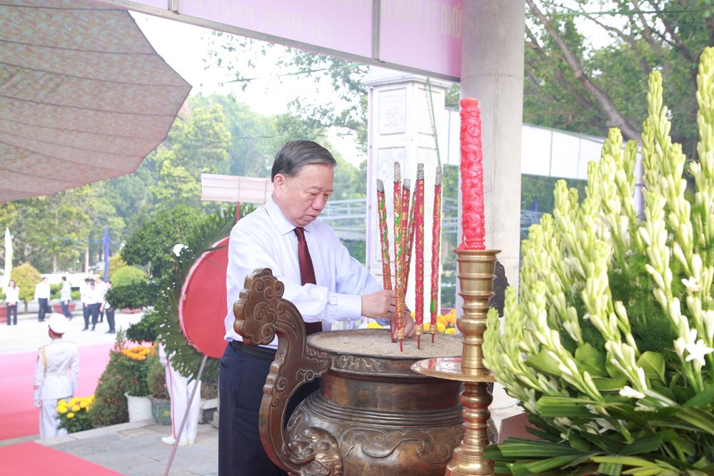Tổng Bí thư, Chủ tịch nước Tô Lâm dâng hương tưởng niệm các Anh hùng liệt sĩ tại Tây Ninh - ảnh 2