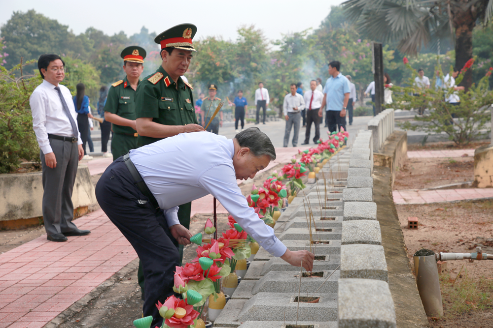 Tổng Bí thư, Chủ tịch nước Tô Lâm dâng hương tưởng niệm các Anh hùng liệt sĩ tại Tây Ninh - ảnh 4