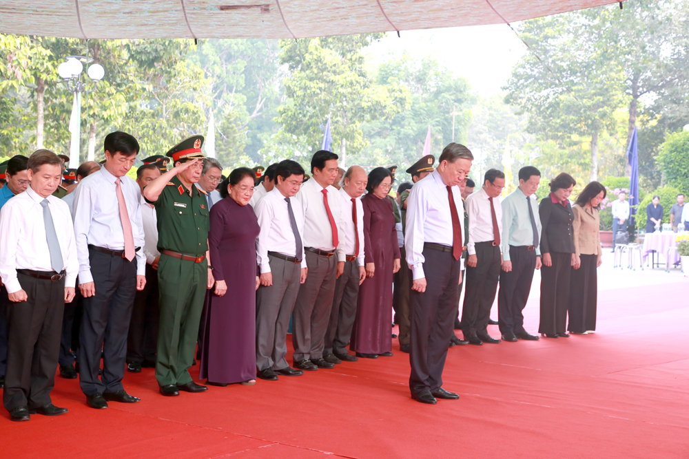 Tổng Bí thư, Chủ tịch nước Tô Lâm dâng hương tưởng niệm các Anh hùng liệt sĩ tại Tây Ninh - ảnh 1