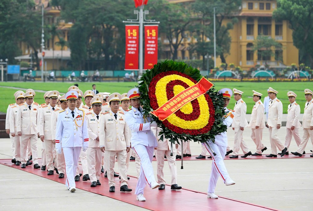 Lãnh đạo Đảng, Nhà nước vào Lăng viếng Chủ tịch Hồ Chí Minh nhân kỷ niệm 51 năm Ngày giải phóng miền Nam, thống nhất đất nước - ảnh 4