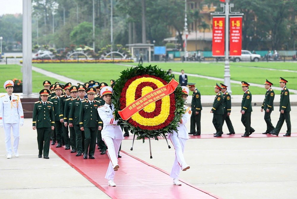 Lãnh đạo Đảng, Nhà nước vào Lăng viếng Chủ tịch Hồ Chí Minh nhân kỷ niệm 51 năm Ngày giải phóng miền Nam, thống nhất đất nước - ảnh 3