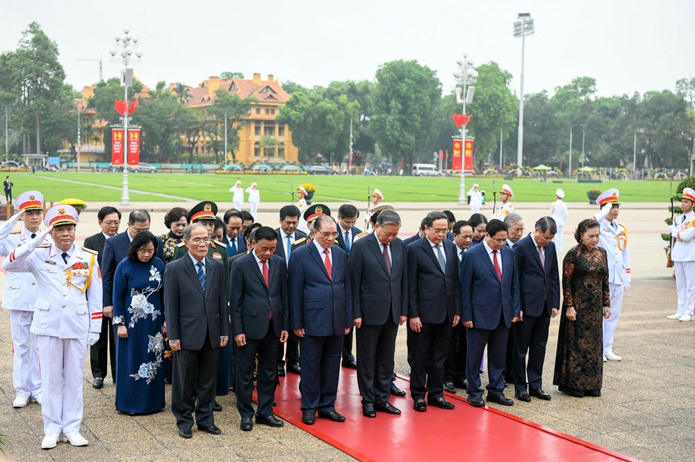 Lãnh đạo Đảng, Nhà nước vào Lăng viếng Chủ tịch Hồ Chí Minh nhân kỷ niệm 51 năm Ngày giải phóng miền Nam, thống nhất đất nước - ảnh 2
