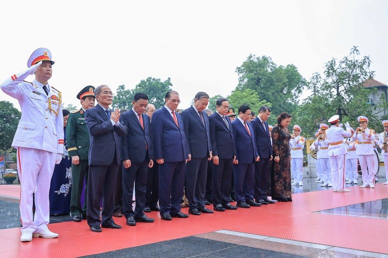 Lãnh đạo Đảng, Nhà nước vào Lăng viếng Chủ tịch Hồ Chí Minh nhân kỷ niệm 51 năm Ngày giải phóng miền Nam, thống nhất đất nước - ảnh 6