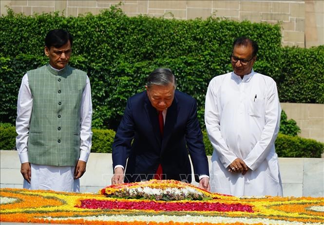 Tổng Bí thư, Chủ tịch nước Tô Lâm đặt vòng hoa tại Khu tưởng niệm Mahatma Gandhi và tượng Chủ tịch Hồ Chí Minh (Ấn Độ) - ảnh 1