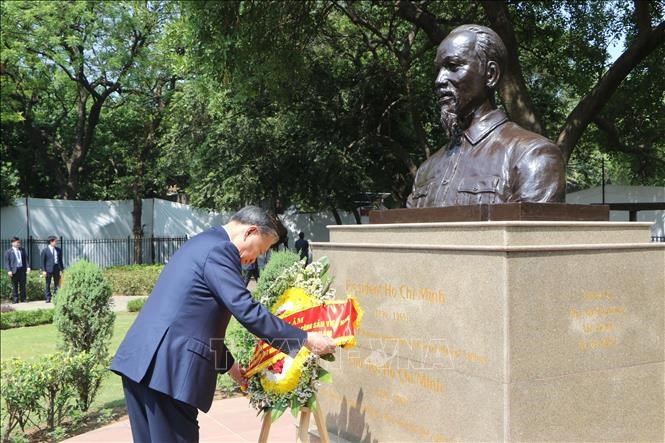 Tổng Bí thư, Chủ tịch nước Tô Lâm đặt vòng hoa tại Khu tưởng niệm Mahatma Gandhi và tượng Chủ tịch Hồ Chí Minh (Ấn Độ) - ảnh 2