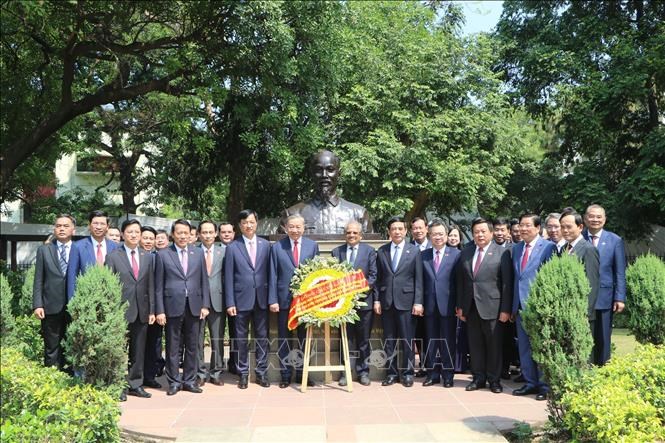 Tổng Bí thư, Chủ tịch nước Tô Lâm đặt vòng hoa tại Khu tưởng niệm Mahatma Gandhi và tượng Chủ tịch Hồ Chí Minh (Ấn Độ) - ảnh 3