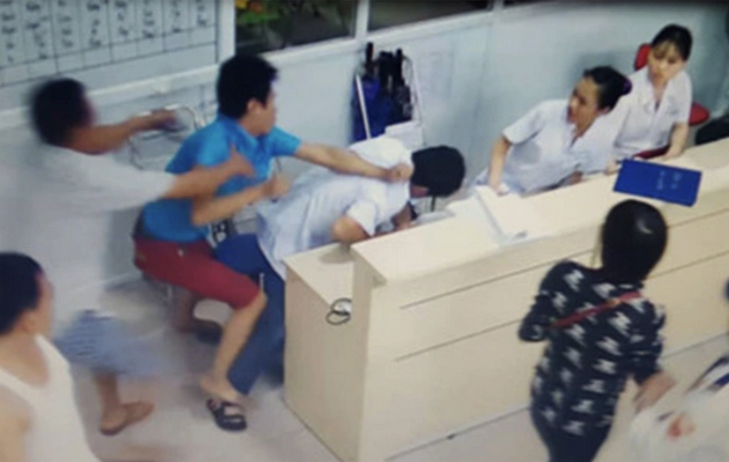 Hành hung bác sĩ có thể bị phạt đến 40 triệu đồng - ảnh 1