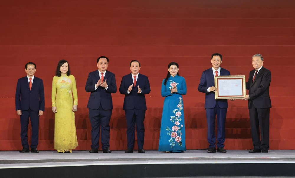Tổng Bí thư, Chủ tịch nước Tô Lâm trao Nghị quyết của Quốc hội về thành lập thành phố Đồng Nai - ảnh 1