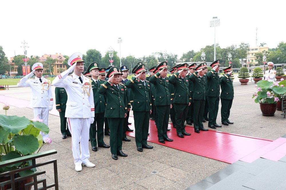 Lãnh đạo Đảng, Nhà nước vào Lăng viếng Chủ tịch Hồ Chí Minh, dâng hương tưởng niệm các Anh hùng liệt sĩ - ảnh 3