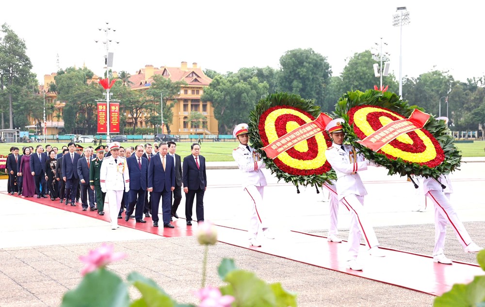 Lãnh đạo Đảng, Nhà nước vào Lăng viếng Chủ tịch Hồ Chí Minh, dâng hương tưởng niệm các Anh hùng liệt sĩ - ảnh 1