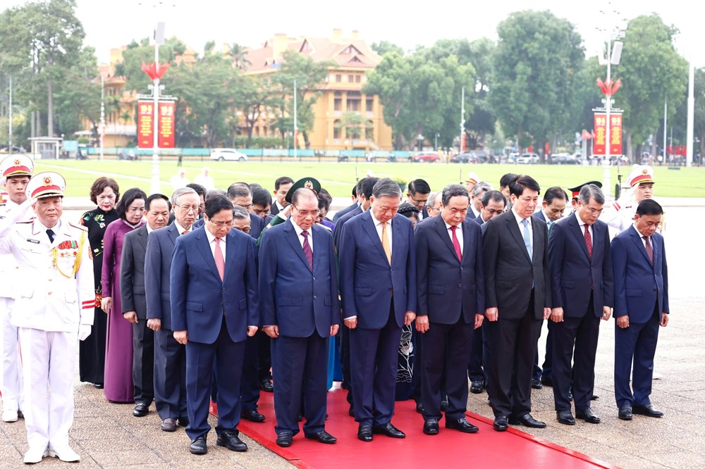 Lãnh đạo Đảng, Nhà nước vào Lăng viếng Chủ tịch Hồ Chí Minh, dâng hương tưởng niệm các Anh hùng liệt sĩ - ảnh 2