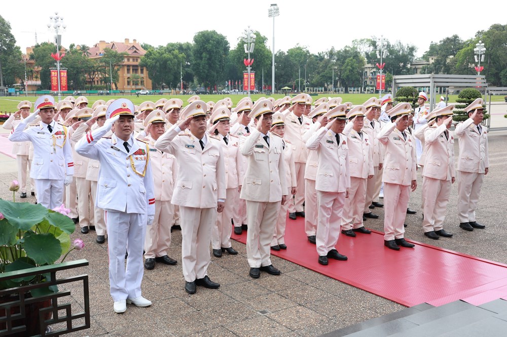 Lãnh đạo Đảng, Nhà nước vào Lăng viếng Chủ tịch Hồ Chí Minh, dâng hương tưởng niệm các Anh hùng liệt sĩ - ảnh 4