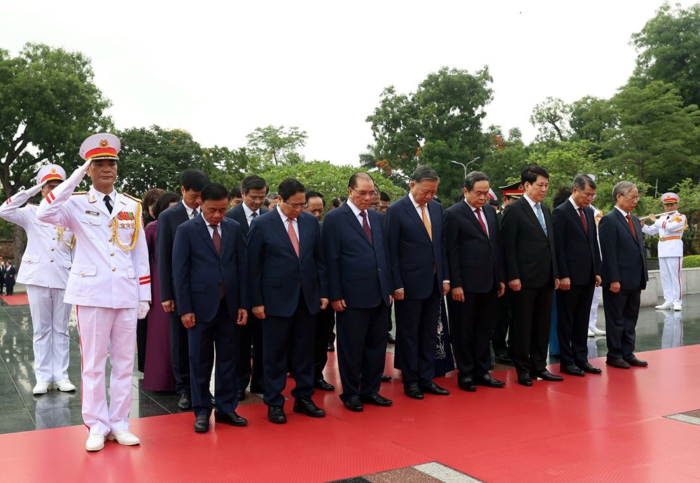 Lãnh đạo Đảng, Nhà nước vào Lăng viếng Chủ tịch Hồ Chí Minh, dâng hương tưởng niệm các Anh hùng liệt sĩ - ảnh 5