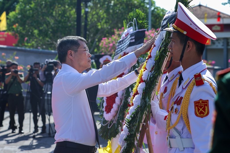 Thủ tướng Lê Minh Hưng dự lễ truy điệu và an táng hài cốt liệt sĩ tại tỉnh Quảng Trị - ảnh 2