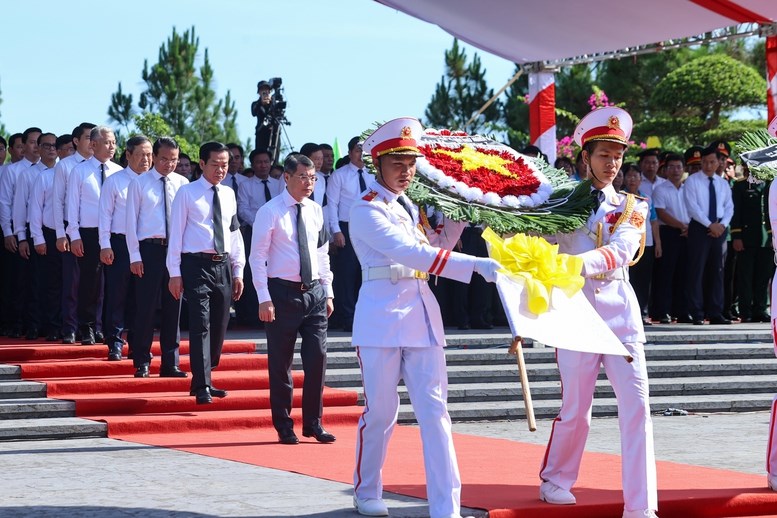 Thủ tướng Lê Minh Hưng dự lễ truy điệu và an táng hài cốt liệt sĩ tại tỉnh Quảng Trị - ảnh 1