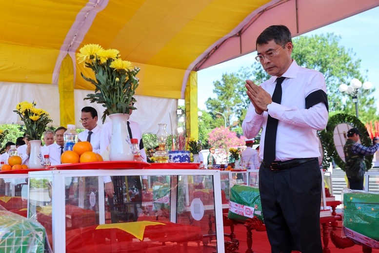 Thủ tướng Lê Minh Hưng dự lễ truy điệu và an táng hài cốt liệt sĩ tại tỉnh Quảng Trị - ảnh 3