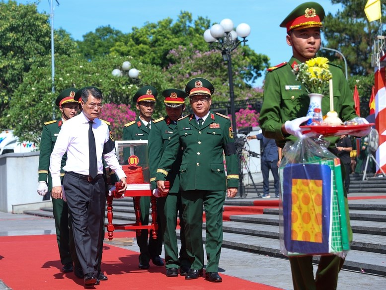 Thủ tướng Lê Minh Hưng dự lễ truy điệu và an táng hài cốt liệt sĩ tại tỉnh Quảng Trị - ảnh 4
