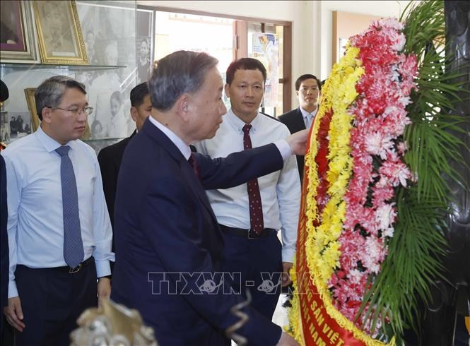 Tổng Bí thư, Chủ tịch nước Tô Lâm dâng hương tưởng niệm Chủ tịch Hồ Chí Minh tại Thái Lan - ảnh 1