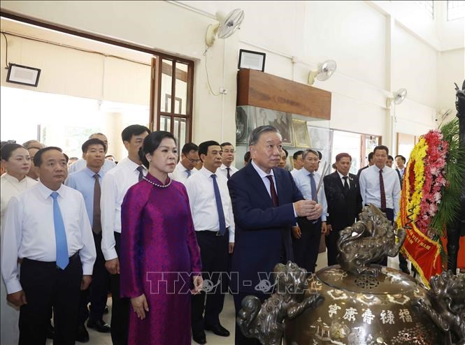 Tổng Bí thư, Chủ tịch nước Tô Lâm dâng hương tưởng niệm Chủ tịch Hồ Chí Minh tại Thái Lan - ảnh 2