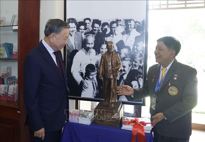 Tổng Bí thư, Chủ tịch nước Tô Lâm dâng hương tưởng niệm Chủ tịch Hồ Chí Minh tại Thái Lan - ảnh 4