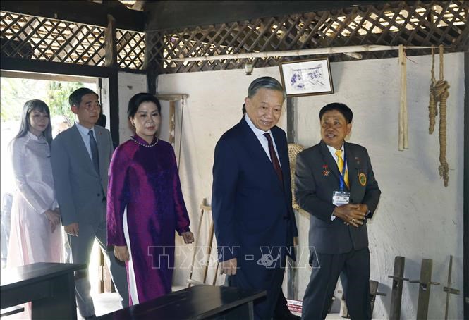 Tổng Bí thư, Chủ tịch nước Tô Lâm dâng hương tưởng niệm Chủ tịch Hồ Chí Minh tại Thái Lan - ảnh 5