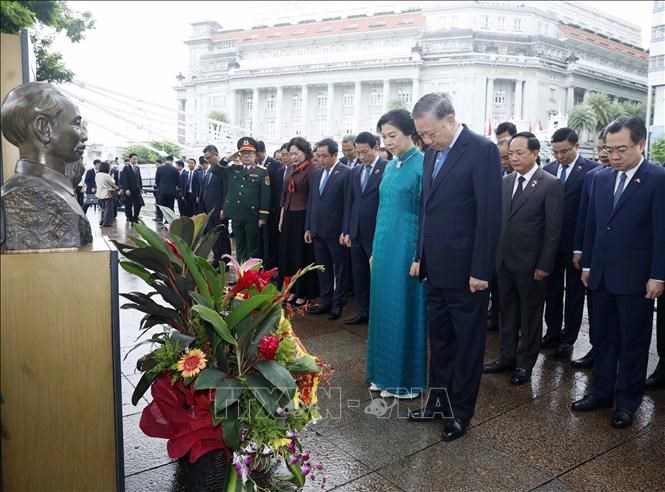 Tổng Bí thư, Chủ tịch nước dâng hoa trước tượng Chủ tịch Hồ Chí Minh tại Singapore - ảnh 2