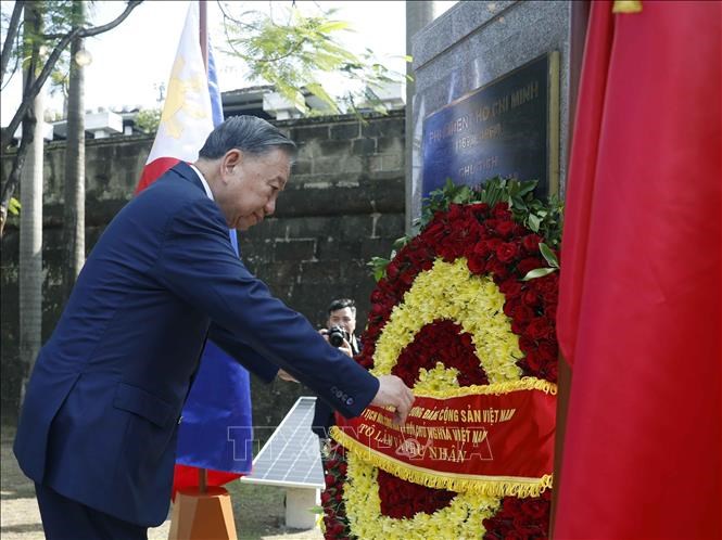Tổng Bí thư, Chủ tịch nước Tô Lâm dâng hoa tại Tượng đài Chủ tịch Hồ Chí Minh ở Philippines - ảnh 2