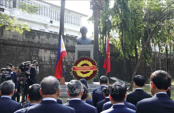 Tổng Bí thư, Chủ tịch nước Tô Lâm dâng hoa tại Tượng đài Chủ tịch Hồ Chí Minh ở Philippines - ảnh 4