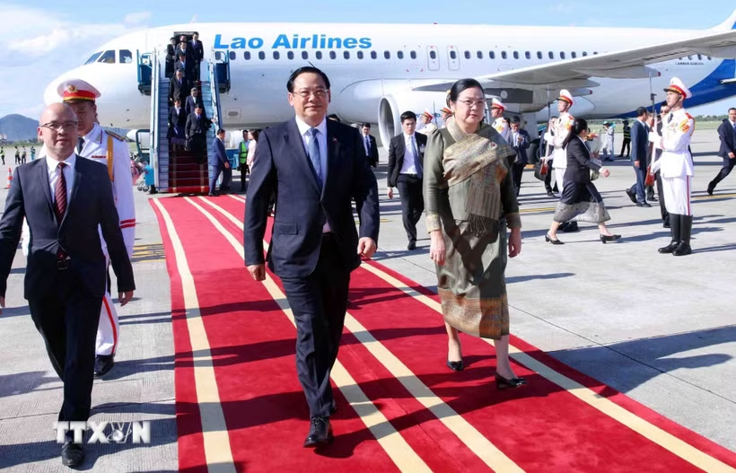 Thủ tướng Lào đến Hà Nội, bắt đầu thăm chính thức Việt Nam và dự AFF 2026 - ảnh 1