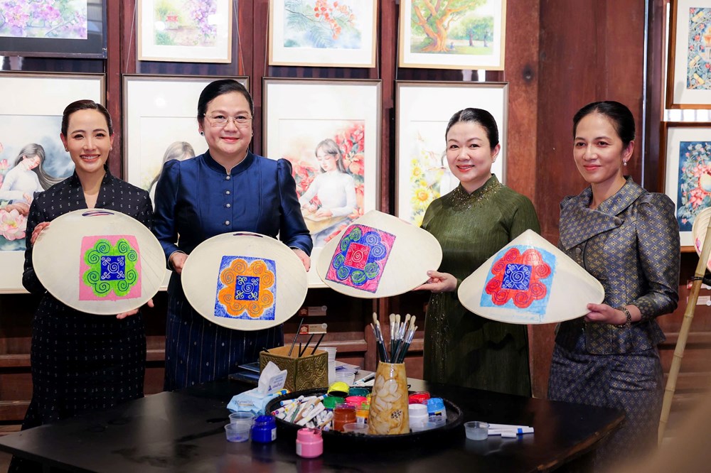 Phu nhân Thủ tướng Lê Minh Hưng cùng phu nhân Thủ tướng 3 nước trải nghiệm các hoạt động văn hóa tại Văn Miếu - Quốc Tử Giám - ảnh 3