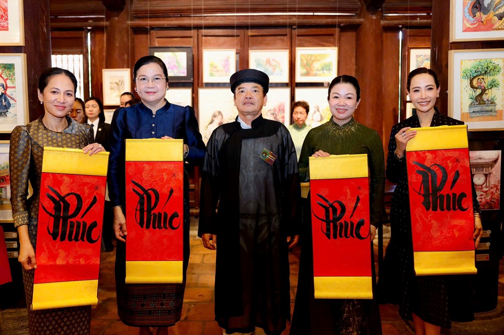 Phu nhân Thủ tướng Lê Minh Hưng cùng phu nhân Thủ tướng 3 nước trải nghiệm các hoạt động văn hóa tại Văn Miếu - Quốc Tử Giám - ảnh 6