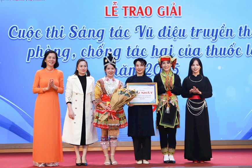  Thủ tướng yêu cầu tuyên truyền sâu rộng về tác hại thuốc lá lậu, thuốc lá điện tử, thuốc lá nung nóng  - ảnh 1